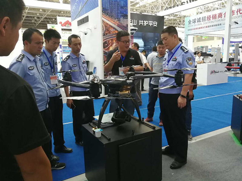 2017新疆安防展盛大開幕 哈瓦警用無人機(jī)備受關(guān)注